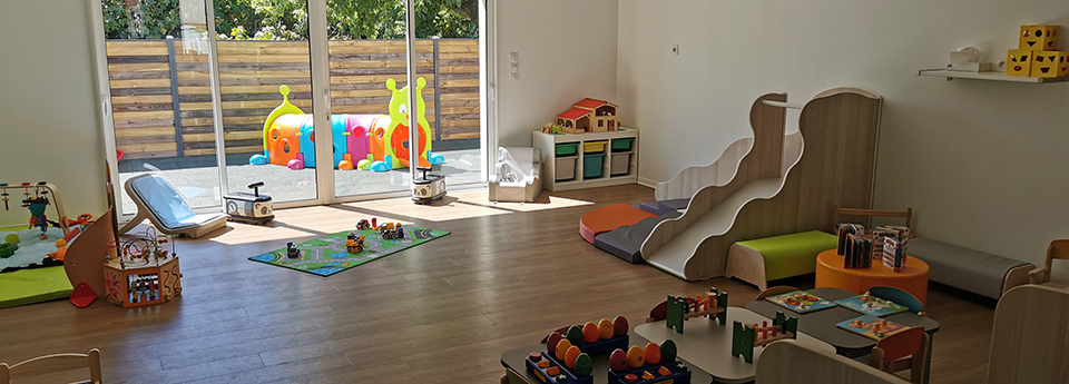 Espace extérieur coloré d’une micro-crèche Les Razmokets